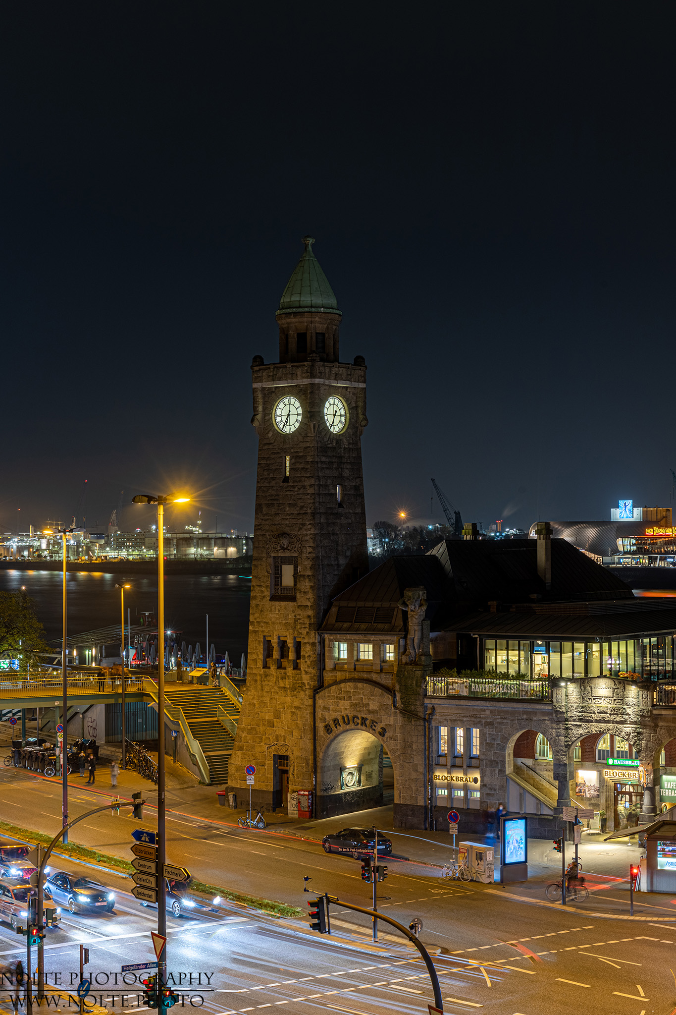 Der Uhrenturm der Hamburger Landungsbrücken